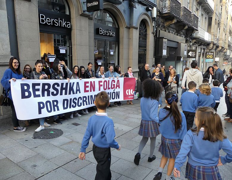 17-10-26 ProtestaFolgaBershkaVigo03.JPG